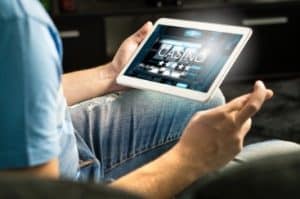 Homme croisant ses doigts - Casinosansdepot.net