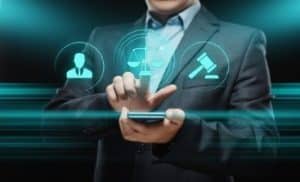 Homme en costume cliquant sur son smartphone - broken-hopes.fr
