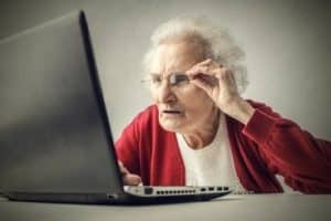 mamie devant son ordi_broken-hopes.fr